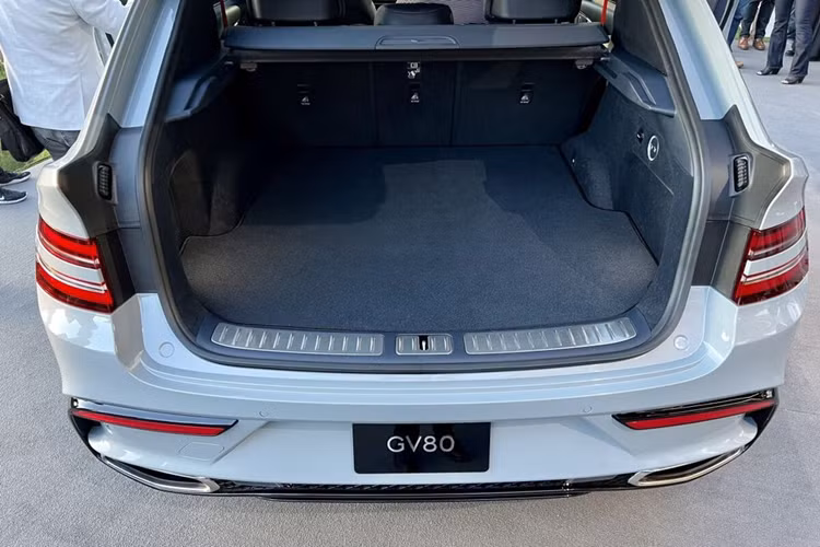 Đối với nội thất, Genesis GV80 Coupe 2025 gần như thừa hưởng mọi thứ từ GV80 2025. Theo đó, xe được trang bị vô lăng đáy phẳng, bảng điều khiển trung tâm được thiết kế lại với bộ điều khiển hệ thống thông tin giải trí dạng xoay và cần số dạng quay, cũng như màn hình OLED 27 inch mới trên bảng điều khiển.