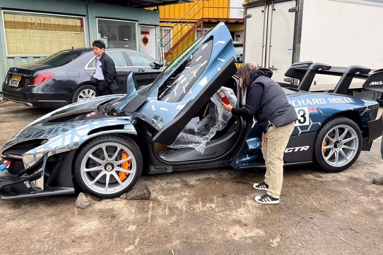 Không quá khó để nhận ra hình ảnh của chiếc siêu xe dành cho đường đua McLaren Senna GTR mang số 33 được chụp tại 1 cảng ở Hồng Kông, đây cũng là nơi quá cảnh cho hàng trăm siêu xe, xe siêu sang cùng các loại xe khác được các công ty nhập khẩu tư nhân mang về Việt Nam. Thú vị hơn, chiếc McLaren Senna GTR này vốn thuộc sở hữu của 1 đại gia Hồng Kông.
