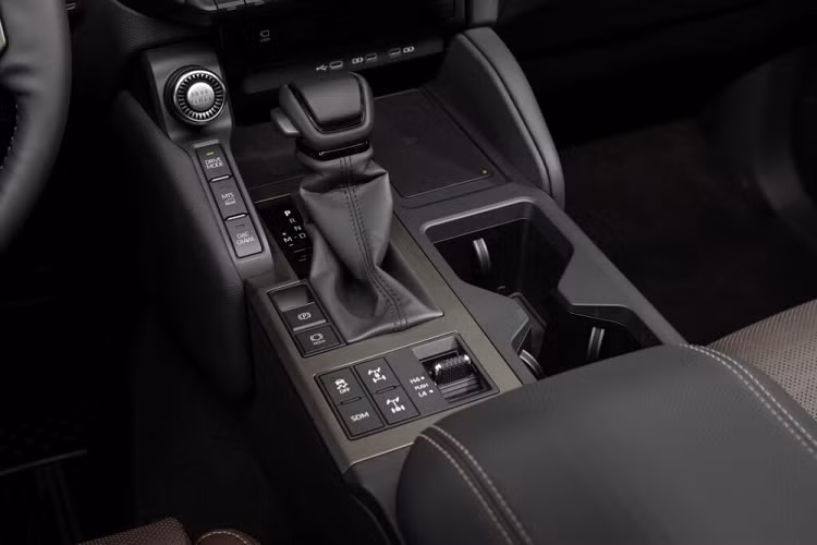 Trong khi đó, bản cao cấp nhất của xe được trang bị đèn pha hình tròn, đèn trên cửa cốp, chắn bùn sau 4 bánh và thanh bảo vệ cửa sau. Khi mua Toyota Land Cruiser Prado 2024, khách hàng có thể chọn 1 trong 7 màu sắc. Trong đó, thu hút sự chú ý nhất là màu xanh dương Heritage Blue đẹp mắt. So với ngoại thất, thiết kế nội thất của Toyota Land Cruiser Prado 2024 kém nổi bật hơn hẳn.