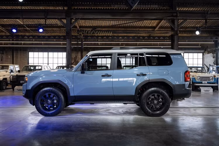 Tương tự Tacoma, Tundra, Sequoia và Land Cruiser thế hệ mới, mẫu xe SUV Toyota Land Cruiser Prado 2024 cũng được phát triển dựa trên khung gầm sát-xi rời TNGA-F rắn chắc hơn trước. Nhờ đó, xe có kích thước dài x rộng x cao lần lượt là 4.920 x 2.139 x 1.859 mm và chiều dài cơ sở 2.850 mm.