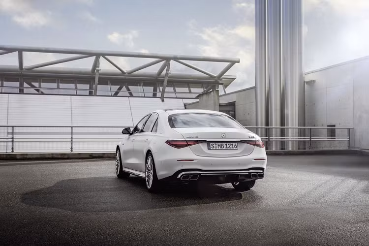 Mercedes-AMG S 63 E Performance Edition 1 được trang bị bộ mâm đúc 10 chấu kép kích thước 21 inch, đi cùng kẹp phanh AMG màu đỏ nổi bật. Tiếp đến là nắp bình nhiên liệu mạ crôm bạc có logo AMG và kính màu.