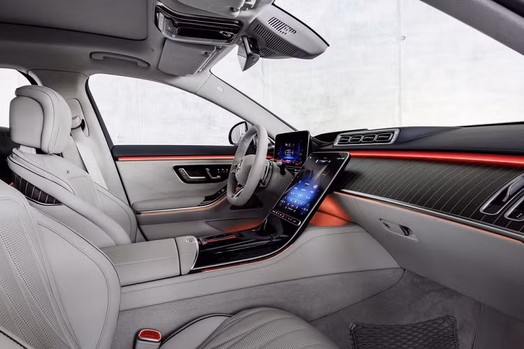 Đặc biệt, Mercedes-AMG S 63 E Performance Edition 1 sẽ đi kèm bạt trùm xe thửa riêng. Nó được làm từ một loại vải tổng hợp chống rách và có lớp lót bên trong làm bằng vải nỉ dệt chống tĩnh điện. Với tấm bạt này, trầy xước và bụi bẩn không còn là vấn đề với chiếc siêu sedan.
