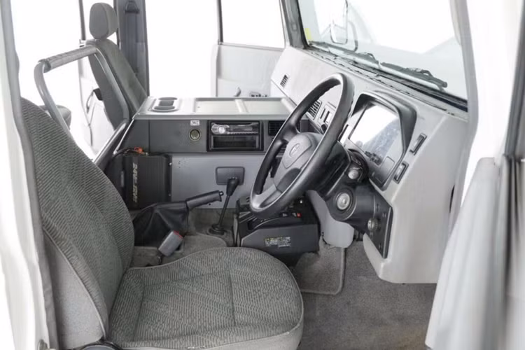Mức giá xe Toyota Mega Cruiser tay lái thuận và có odo khoảng 90.900 km đã được bán 310.000 USD (khoảng 7,53 tỷ đồng) vào tháng 10/2022. Nếu lấy đó làm tham chiếu thì chiếc xe bán tại Cars &amp; Bids này sẽ có giá khoảng 100.000 đến 200.000 USD (2,44 - 4,89 tỷ đồng), bởi xe có số odo cao hơn và tay lái nghịch.