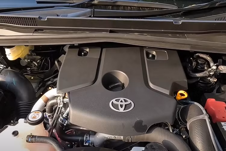 Thế hệ cũ được giữ lại bán song song với Toyota Innova Hycross 2023 nhằm phục vụ khách hàng doanh nghiệp hoặc người mua xe chạy dịch vụ. Tuy nhiên, theo nhân viên tư vấn bán hàng tại đại lý, vẫn có một lượng lớn khách hàng cá nhân đặt mua mẫu xe này.