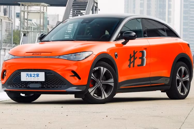 Lô hàng đầu tiên của xe điện Smart #3 sẽ được giao ngay vào tháng này, còn việc tung ra thị trường châu Âu sẽ diễn ra vào năm 2024. Xe điện Smart #3 có tổng cộng 4 phiên bản tại Trung Quốc, thú vị nhất là bản hiệu suất cao Brabus có giá đắt nhất, lên đến gần 1 tỷ đồng.