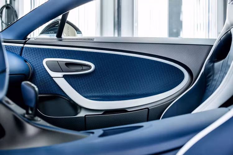 Lần đầu tiên, Bugatti áp dụng chất liệu da dệt thủ công tại các bề mặt tapi cửa, bảng taplo, tựa tay trung tâm. Chiều dài của những sợi da riêng lẻ có thể lớn hơn 2.500 m.