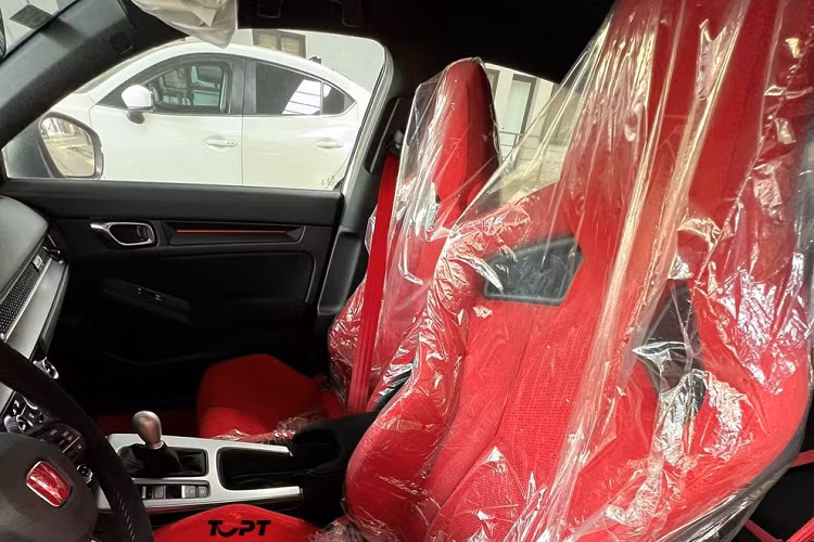 Không chỉ nhanh và mạnh hơn, Honda Civic Type R 2023 còn mang trên mình ngoại hình thể thao hơn bản thường. Điều này được thể hiện qua những chi tiết như lưới tản nhiệt, hốc gió trung tâm, khe gió trên nắp ca-pô, vành hợp kim 19 inch, cùm phanh màu đỏ, cánh lướt gió sau và 3 ống xả chụm ở giữa...