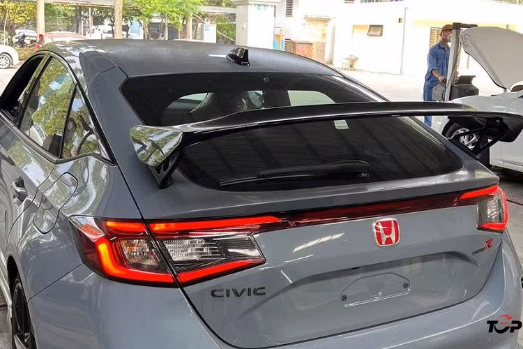 Điểm nhấn của Honda Civic Type R 2023 đương nhiên nằm ở bên dưới nắp ca-pô với động cơ xăng VTEC 4 xi-lanh, tăng áp, dung tích 2.0L, sản sinh công suất tối đa 315 mã lực tại tua máy 6.500 vòng/phút và mô-men xoắn cực đại 420 Nm tại dải vòng tua 2.600 – 4.000 vòng/phút.