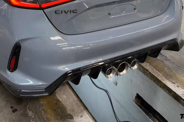 Sức mạnh được truyền tới cầu trước thông qua hộp số sàn 6 cấp, cho phép xe đạt vận tốc tối đa 272 km/h. Hộp số sàn nâng cấp này kết hợp với hệ thống vù ga tự động (Rev Match System), hứa hẹn mang đến trải nghiệm lái mượt mà, đầy phấn khích. Bên cạnh đó, phiên bản hiệu suất cao của dòng Honda Civic còn có 4 chế độ lái, bao gồm Comfort, Sport, Individual và +R.