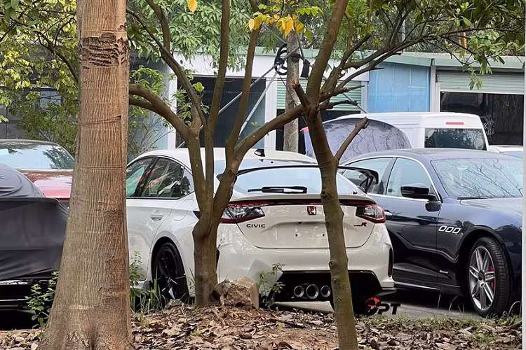 Tại thị trường Việt Nam, mẫu xe sedan thể thao Honda Civic Type R 2023 chỉ được phân phối chính hãng với số lượng giới hạn. Tạm thời, mẫu xe này không có đối thủ trực tiếp tại Việt Nam vì Hyundai Elantra N chưa bán ra.