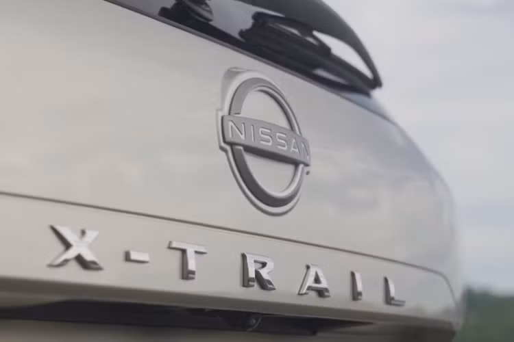 Hiện thiết kế đằng sau của Nissan X-Trail 2024 chưa được hé lộ. Tuy nhiên, qua hình ảnh chụp xe chạy thử, có thể dự đoán khu vực phía sau của mẫu SUV cỡ C này chỉ thay đổi nhẹ ở cản sau. Bên trong xe, Nissan X-Trail 2024 đã được cải tiến ở một số khu vực, điển hình như màn hình cảm ứng trung tâm 12,3 inch thay vì loại 8 inch cũ.