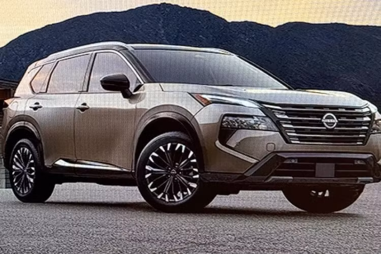 Qua hình ảnh này, có thể thấy mẫu xe SUV Nissan X-Trail 2024 đã thay đổi nhẹ về mặt thiết kế ngoại thất. Có vẻ như hãng Nissan đã áp dụng ngôn ngữ thiết kế mới cho mẫu xe này, tương tự Pathfinder 2024. Cụ thể hơn, Nissan X-Trail 2024 được bổ sung đầu xe mới với những thay đổi ở lưới tản nhiệt và cản trước.