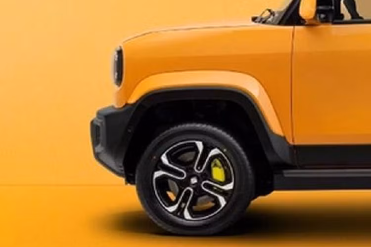 Baojun Yep có hình dáng có thiết kế vuông vắn, khá giống với mẫu SUV Suzuki Jimny. Gầm xe cao, vòm chắn bùn mở rộng, cản trước hầm hố và có giá nóc chính là những chi tiết tạo nên phong cách off-road của mẫu xe mini này. Công nghệ LED được dùng cho cả cụm đèn pha và đèn hậu.