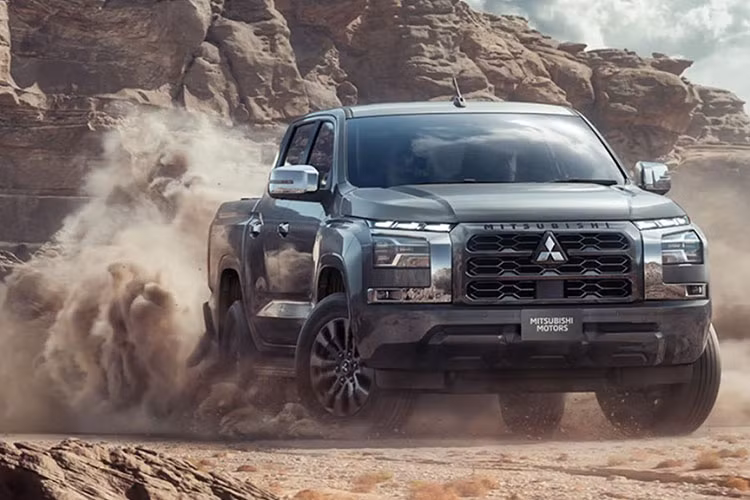 Mitsubishi Triton thế hệ mới hiện có cả cấu hình Double Cab 4 cửa và và Single Cab 2 cửa. Giá xe Mitsubishi Triton 2024 ở thị trường Thái Lan dao động từ 699.000 - 1.027.000 Baht (khoảng 481 - 706 triệu đồng).