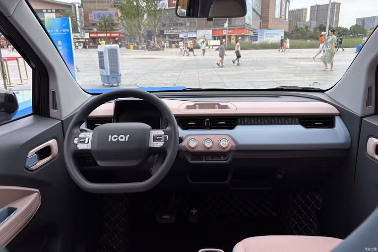 Đâu tiên là việc chiếc xe điện cỡ nhỏ Chery QQ Ice Cream 2023 có thời gian tăng tốc từ vị trí xuất phát lên đến 50 km/h đã được cải thiện rất nhiều khi giảm xuống chỉ còn 6 giây, ngoài ra, thời gian để sạc pin xe từ 30% lên 80% chỉ mất 75 phút, nhanh hơn rất nhiều so với trước.