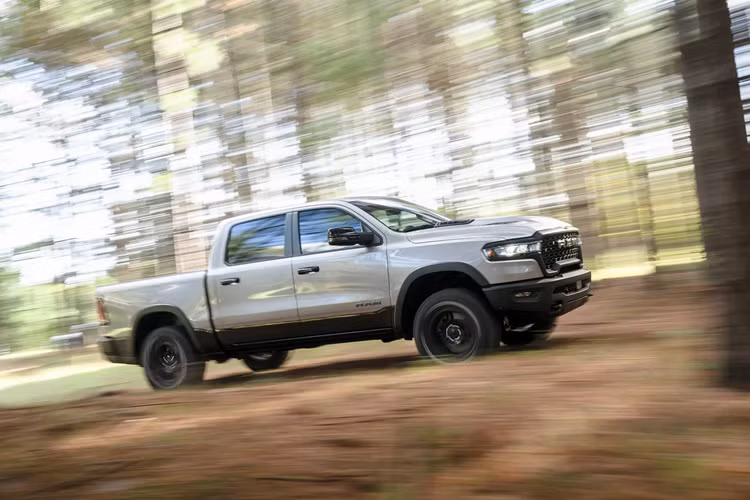 Theo đó, Ram 1500 2025 mới đánh dấu sự thay đổi lớn về đặc tính sản phẩm, khi không còn vận hành bằng khối động cơ HEMI V8 lừng danh nữa. Thay vào đó là động cơ mang tên Hurricane, với kết cấu 6 xy-lanh thẳng hàng, dung tích 3.0L và trang bị bộ turbo tăng áp kép