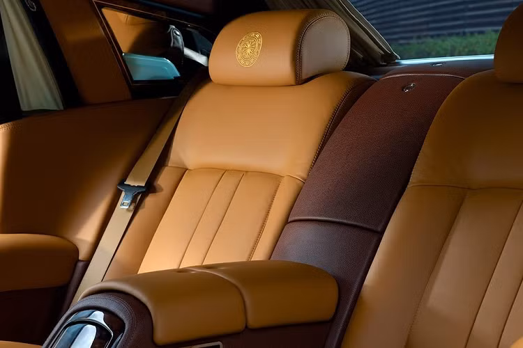 Madeira Red gần như là bộ áo quốc dân trên 3 chiếc xe Rolls-Royce Bespoke chính hãng xuất hiện tại Việt Nam, 2 xe còn lại là Rolls-Royce Phantom Mặt trời Phương Đông của ông Lê Thanh Thản và Rolls-Royce Phantom Hòa bình &amp; Vinh Quang của ông Đỗ Quang Hiển.