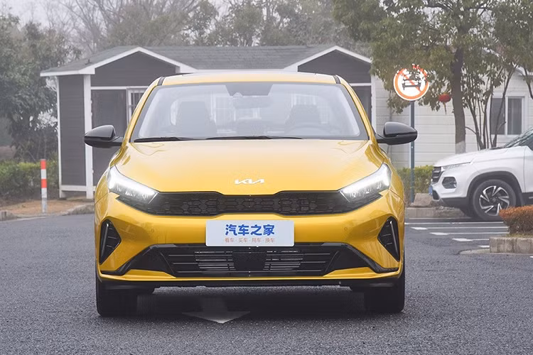 Như thông tin đã đưa, Kia K3 2023 tại Trung Quốc sở hữu thiết kế không hoàn toàn giống với xe đang bán ở Mỹ, Hàn Quốc hay Việt Nam. Thay vào đó, mẫu xe này được áp dụng phong cách thiết kế giống với người anh em Kia K5. Điều này được thể hiện rõ qua thiết kế lưới tản nhiệt "mũi hổ" thẳng đứng hơn trước.