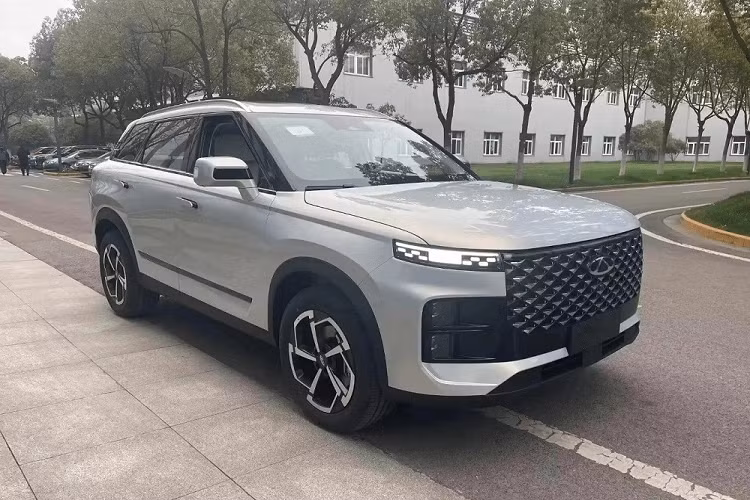 Ngoài ra, Chery TJ-1 còn có 1 tùy chọn động cơ nữa là máy xăng 4 xi-lanh, tăng áp, dung tích 1.6L, đi với hộp số tự động ly hợp kép 7 cấp. Hiện giá xe Chery TJ-1 2023 tại thị trường Trung Quốc chưa được hé lộ. Tuy nhiên, theo hãng Chery, xe sẽ có giá nằm trong khoảng 100.000 Nhân dân tệ (tương đương 342 triệu đồng)..
