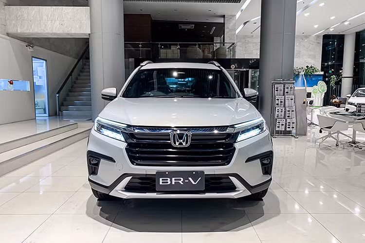 Tuy vậy, giá dự kiến của Honda BR-V vẫn rẻ hơn Kia Carens (619-859 triệu đồng). Sẽ không ngạc nhiên nếu xe ở Việt Nam sở hữu trang bị tương tự Honda BR-V đang bán tại Indonesia. Tại xứ sở vạn đảo, mẫu MPV cỡ nhỏ này sở hữu một số trang bị ngoại thất đáng chú ý như đèn pha LED, dải đèn LED định vị ban ngày, đèn sương mù trước dạng LED