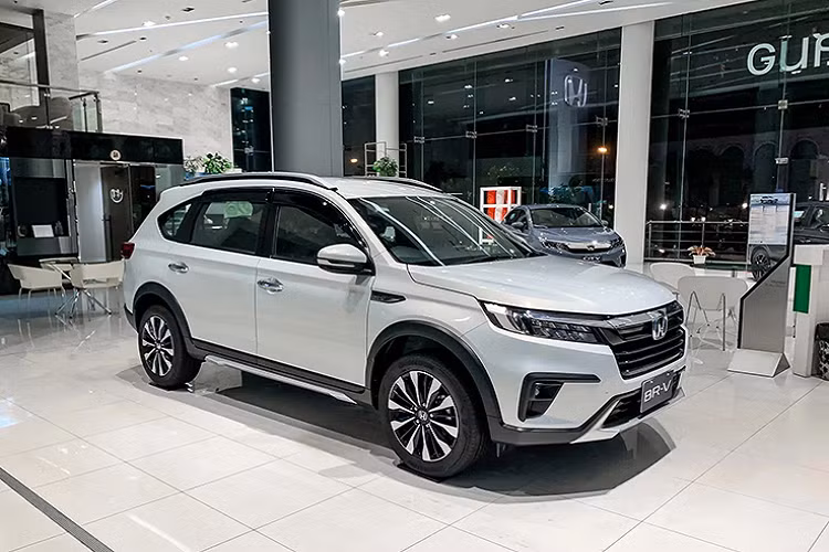 Trang bị nội thất của Honda BR-V 2023 cũng khá tươm tất với ghế bọc da, màn hình màu TFT trong bảng đồng hồ, màn hình cảm ứng trung tâm 7 inch, tính năng khởi động máy từ xa, bệ tì tay cho 2 hàng ghế đầu và ổ điện cho cả hàng ghế cuối. Đáng tiếc là xe vẫn dùng phanh tay chỉnh cơ thay vì phanh tay điện tử như một số đối thủ cùng phân khúc.