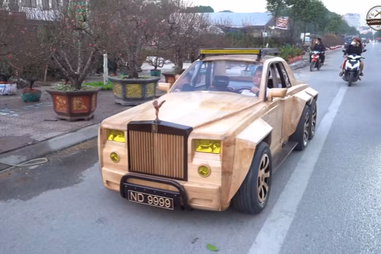 Nó được mô phỏng lại chiếc Rolls-Royce Phantom 6 bánh độc nhất thế giới hiện thuộc sở hữu của một người mê xe tại Pháp. Tương tự như những tác phẩm mà anh đã từng sản xuất, chiếc Phantom gỗ này có thể chạy một cách trơn tru với những đường nét không khác gì phiên bản gốc.