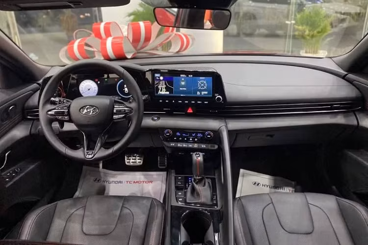Chưa hết, Hyundai Elantra N-line 2023 còn được trang bị cảm biến lùi trước sau, cảm biến lùi trước sau, cảm biến lùi trước sau. xem camera,...