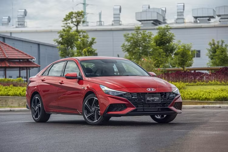 Chưa dừng lại đó, 1 phiên bản cá tính chỉ đứng sau Hyundai Elantra N 2023 về độ ngầu, mạnh và giá thành chính là N-line cũng đã lộ diện hình ảnh xem trước. Cụ thể, trong số mới nhất về thông tin khai báo của Bộ công nghiệp và công nghệ thông tin, bóng dáng của chiếc Hyundai Elantra N-line 2023 đã xuất hiện.