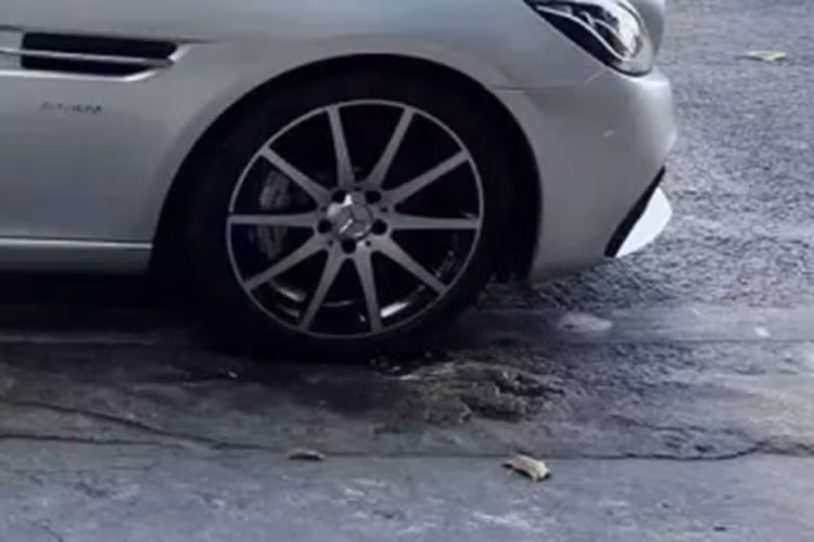 Ghế ngồi sử dụng da Nappa đi kèm hệ thống thông tin giải trí Comand với màn hình 7 inch độ phân giải cao hơn, ngoài ra, còn có dàn âm thanh đến từ thương hiệu Harman Kardon.
