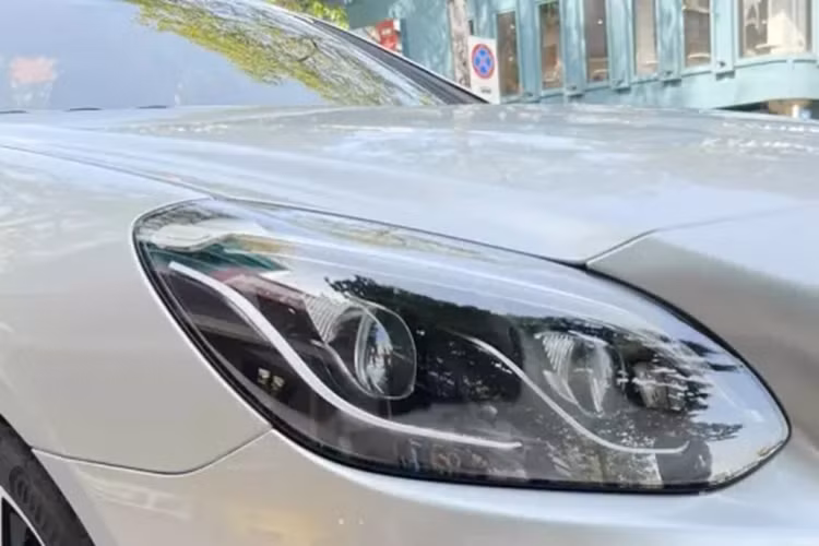 Sau đó, đại lý đã nhanh chóng tìm chủ nhân cho mẫu xe này, tuy nhiên, có lẽ vì độ độc, bản hiệu suất cao, và giá bán không rẻ nên chiếc Mercedes-Benz SLC 43 đã nhiều lần được chuyển showroom của hãng để tìm vận may nhưng không có khách nào để ý.