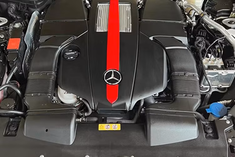 Xe thể thao Mercedes-Benz SLC 43 mui trần còn có 5 chế độ lái khác nhau bao gồm Comfort, Sport, Sport+, Eco và Individual. Các chế độ lái sẽ khiến xe thay đổi cài đặt động cơ, hộp số, cơ cấu lái và hệ thống treo.