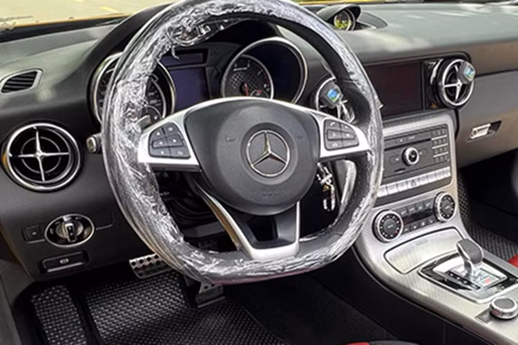 Mercedes-Benz SLC 43 sử dụng động cơ V6, tăng áp kép, dung tích 3.0 lít, sản sinh công suất tối đa 362 mã lực và mô-men xoắn cực đại 520 Nm. Kết hợp cùng hộp số tự động 9 cấp mới giúp Mercedes-Benz SLC 43 tăng tốc từ vị trí xuất phát lên 96 km/h trong 4,6 giây và đạt vận tốc tối đa giới hạn điện tử 250 km/h.