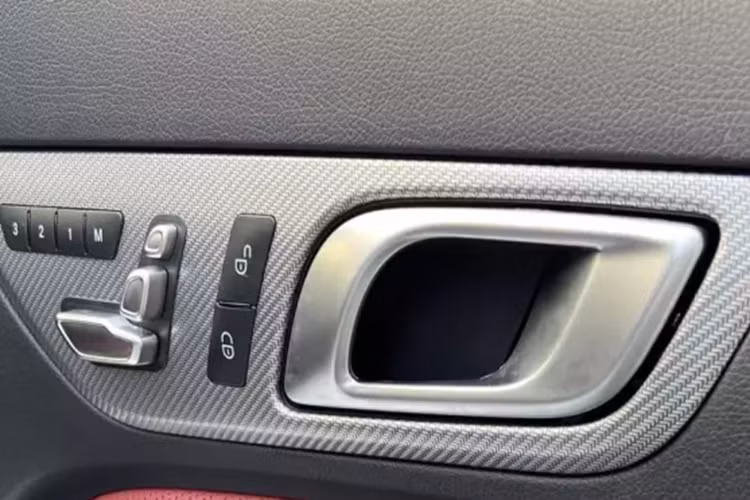 Về ngoại thất, chiếc xe Mercedes-Benz SLC 43 sau khi về tay "Qua" Vũ đã được dán lại màu bạc, 1 số chi tiết được dán hoặc sơn đen lại, tạo điểm nhấn, bộ mâm vẫn để nguyên bản và tất nhiên, 2 bên cửa xe, được dán thêm UN, cách nhận biết các siêu xe, xe thể thao cùng nhiều dòng xe khác của ông Vũ.