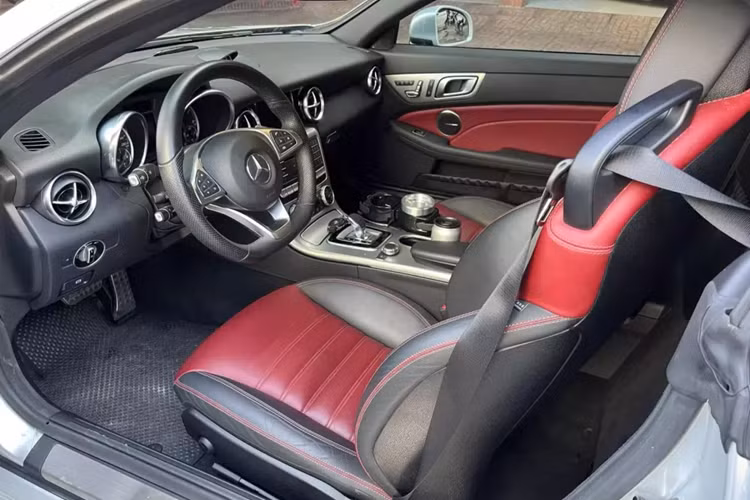 Điều không ai ngờ tới là dù sở hữu chiếc xe Mercedes-Benz SLC 43 này được 4 năm, nhưng chủ xe rất hiếm khi cho xe lăn bánh, điều này đã thể hiện rất rõ qua việc đồng hồ công tơ mét của xe chỉ mới dừng lại ở con số chỉ 2.810 km (ghi nhận khi ông Vũ lái xe qua quận 5).