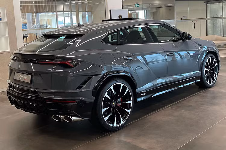 Điểm nhấn ở ngoại thất của Lamborghini Urus S 2023 mới về Việt Nam là nhiều chi tiết sơn đen, bộ mâm 5 chấu kép sơn 2 màu tương phản là bạc-đen cùng kẹp phanh màu vàng khá đẹp mắt.