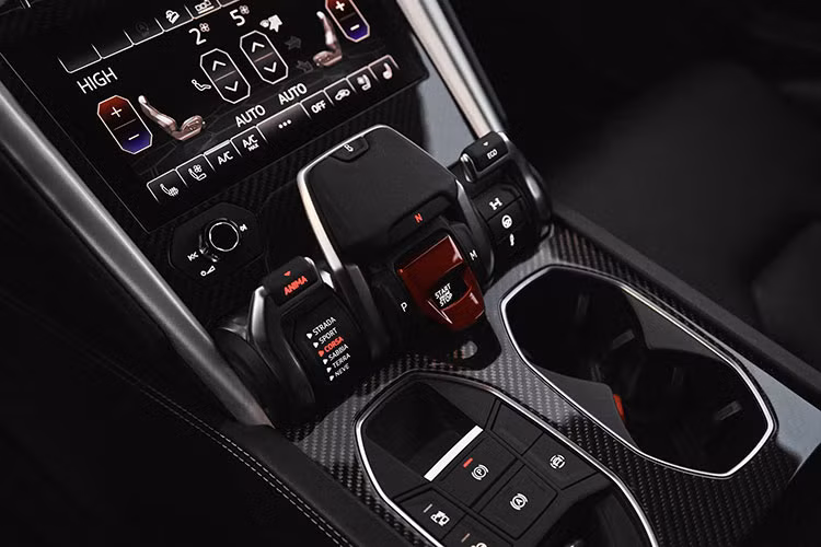 Động cơ có dung tích 4.0 lít như các xe Urus đang lăn bánh tại Việt Nam trước đó, nhưng chiêc Urus S này đã được các kỹ sư Ý đã tinh chỉnh nhằm giúp xe tạo ra công suất tối đa 657 mã lực tăng 16 mã lực so với bản tiêu chuẩn và y hệt Urus Performante. Mô-men xoắn cực đại 850 Nm.