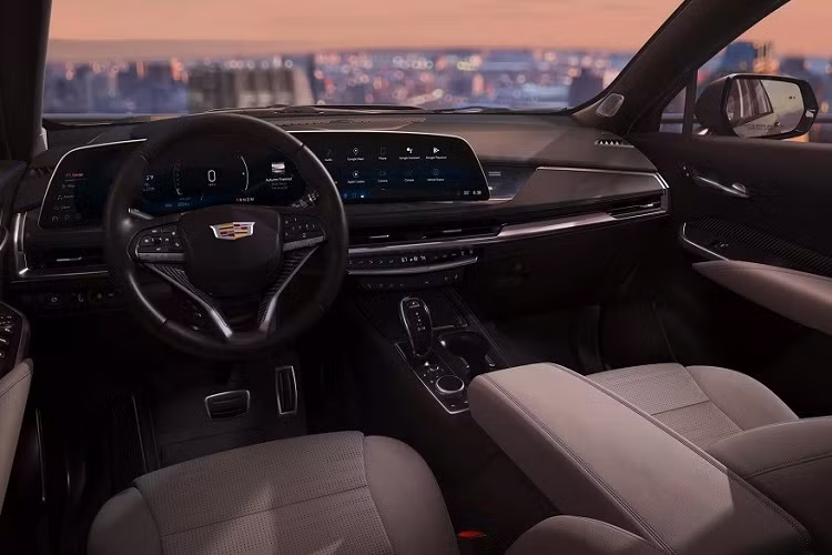 Đằng sau, Cadillac XT4 2024 chỉ được nâng cấp nhẹ với đèn phản quang và đầu ống xả mới.Riêng phiên bản Sport của Cadillac XT4 2024 sẽ được trang bị cản trước thể thao hơn với hốc gió trung tâm mới. Hốc gió trung tâm này khá rộng, được đặt sâu vào bên trong và đi kèm mắt lưới hình mắt cáo mới.