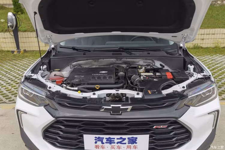 Vòng ra bên sườn của Chevrolet Tracker RS 2023, chiếc SUV hạng B này có la-zăng 5 chấu kép, sơn 2 tông màu tương phản khá thể thao, kích thước mâm 17 inch. Phần ốp vòm bánh xe, nẹp sườn bên hông được làm từ nhựa màu đen nhám, đối lập với màu sơn xe, bản thân các tấm ốp trên viền cửa cũng được sơn đen.