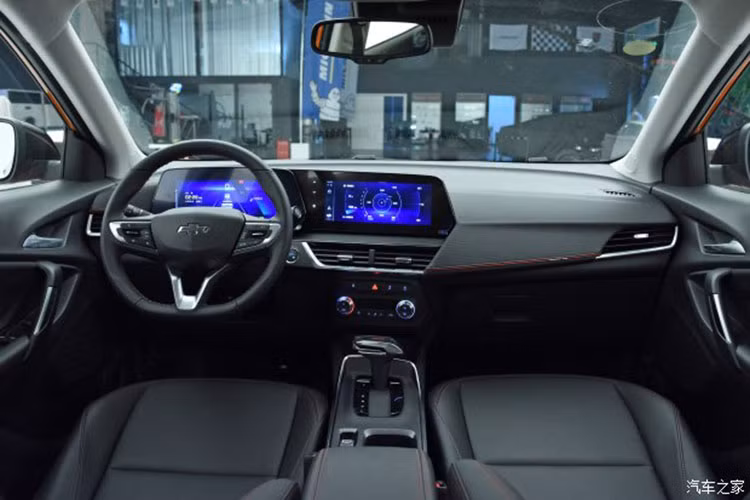 Về nội thất, Chevrolet Tracker RS 2023 áp dụng phong cách thiết kế khoang lái và hành khách hoàn toàn mới với điểm nhấn tông màu đen làm chủ đạo, cùng với đường chỉ khâu màu đỏ tôn lên bầu không khí thể thao bên trong xe.