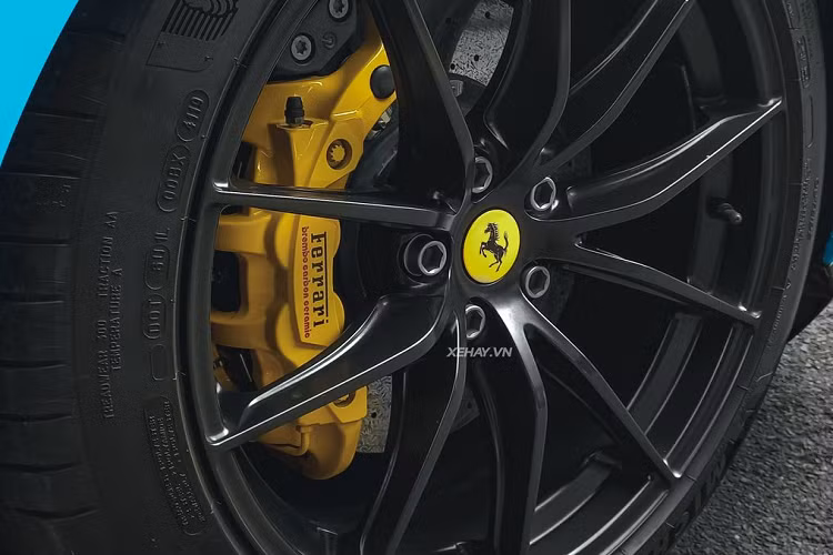 Mặc dù sở hữu nhiều công nghệ hybrid và turbocharge từ các mẫu xe đua F1, Ferrari tuyên bố sẽ không bao giờ trang bị các công nghệ này trên các mẫu xe sử dụng động cơ V12 đặt trước. Ferrari 812 Superfast được bố trí dẫn động cầu sau nhằm duy trì truyền thống lâu đời của hãng. Mức giá xe Ferrari 812 SuperFast có mức tính phí trước bạ khi mới về Việt Nam là 27 tỷ đồng.
