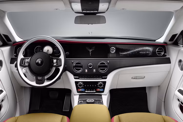 Việc giao hàng đầu tiên cho xe điện Spectre bắt đầu vào quý 4 năm 2023. Hãng xe Rolls-Royce cũng đang nhận đơn đặt hàng của khách cũng như mở trang web để mọi người có thể lên cấu hình cho xe nhưng không tiết lộ công khai giá bán của chiếc xe EV.