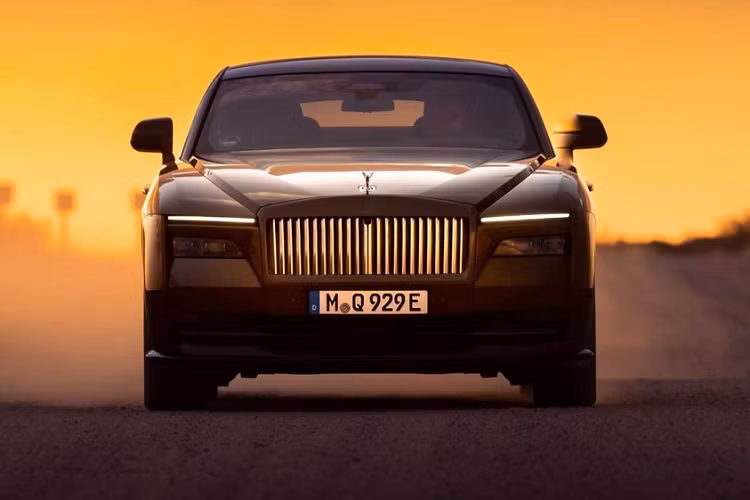 Nhiều hãng quen thuộc với các cổ máy với động cơ xăng dung tích lớn như Ferrari, Lamborghini, McLaren, Bentley hay Rolls-Royce đang phải hội nhập xu hướng xe điện khi đã đưa ra lộ trình điện khí hóa cho dàn xe của mình, trong số này, hãng xe siêu sang đến từ Anh quốc đã vén màn mẫu xe Rolls-Royce Spectre chạy điện nhưng chưa xuất xưởng.
