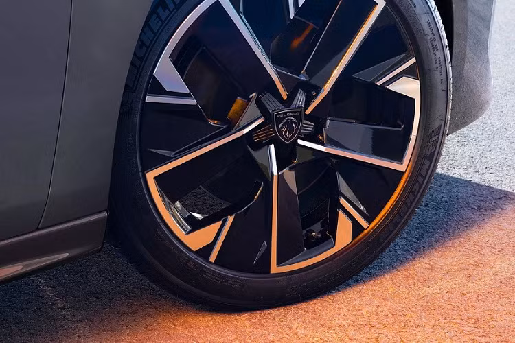 Các phiên bản Peugeot 508 plug-in hybrid 2024 sẽ dùng vành la-zăng có thiết kế khí động lực học như ôtô điện.