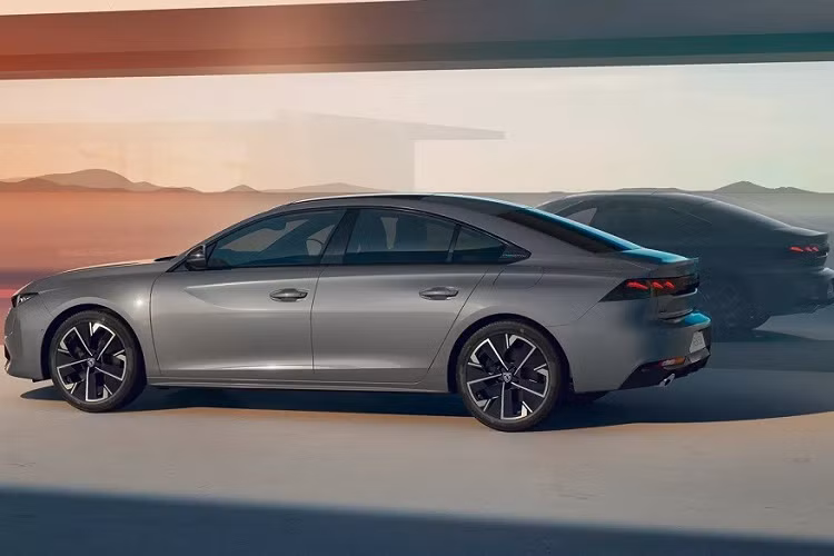 Trong khi đó, thiết kế bên sườn của mẫu xe hạng D này không thay đổi nhiều. Hãng Peugeot chỉ bổ sung vành la-zăng mới cho xe.