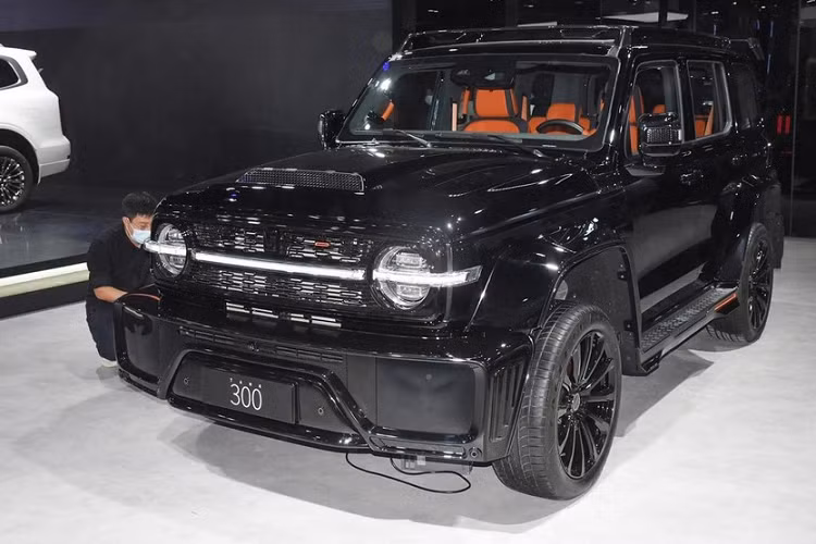 Thậm chí có nhiều khách tham quan còn đùa rằng Tank 300 Cyber Knight là chiếc "Mercedes-AMG G63 giá rẻ của Trung Quốc". Đến nay, thông tin liên quan đến chiếc SUV địa hình, bản giới hạn Tank 300 Cyber Knight đã 1 lần nữa thu hút cộng đồng mê xe. Theo đó, Tank 300 Cyber Knight vừa mới có lô hàng đầu tiên rời dây chuyền sản xuất, dự kiến, chiếc SUV địa hình này sẽ sớm đến tay khách hàng trong tháng 6 này.