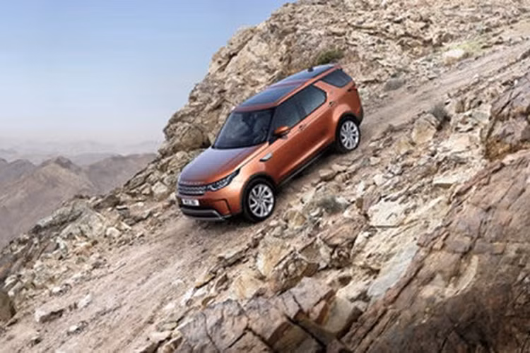 Hoặc hãng có thể biến chiếc xe thành dòng SUV gia đình 3 hàng ghế "hoàn chỉnh" với hàng 3 đủ rộng cho người lớn ngồi. Khi đó, khoang hành lý có thể mở rộng hay thu nhỏ tuỳ ý. Về truyền động, thế hệ mới của Land Rover Discovery nhiều khả năng sẽ dùng động cơ điện.