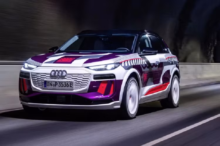 Theo kế hoạch, Audi sẽ chuyển đổi nhà máy để chỉ sản xuất xe điện vào năm 2028, bắt đầu với Q6 e-tron vào cuối năm nay và sẽ thành lập một nhà máy lắp ráp pin nội bộ nhằm tăng nguồn cung và hợp lý hóa quy trình sản xuất. Dự kiến, Audi Q6 e-tron chạy điện sẽ được bán ra vào khoảng năm 2024.