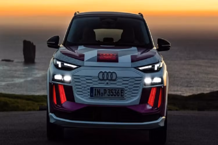 Q6 e-tron là mẫu xe điện tiên phong được Audi trang bị công nghệ đèn mới. Hệ thống đèn ban ngày trên xe SUV Q6 e-tron 2024 sẽ bao gồm 70 bóng đèn LED. Hãng sẽ cho phép người dùng tùy biến giao diện đèn chứ không cố định một thiết kế. Người dùng có thể tắt bật các bóng đèn đó để tạo thành hình dạng mà mình mong muốn.
