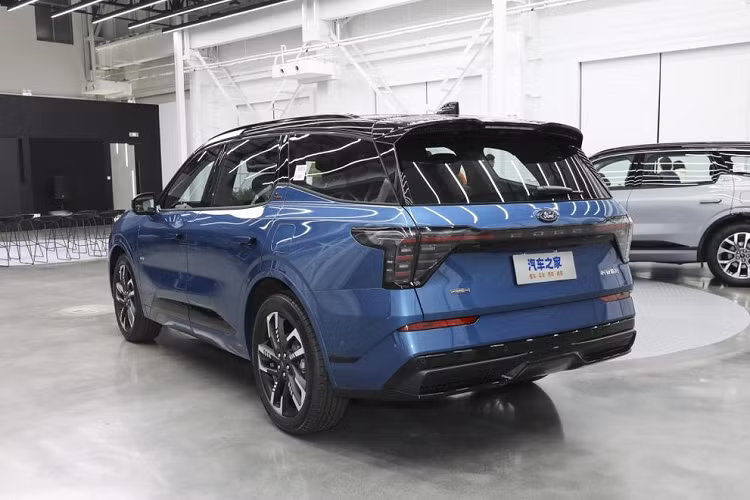 Ngoài ra, Ford Edge L 2023 còn có hệ dẫn động 4 bánh và nhiều chế độ lái. Theo hãng Ford, mẫu SUV này tiêu thụ lượng xăng trung bình là 6,3 lít/100 km. Hiện giá xe Ford Edge L 2023 chưa được công bố.