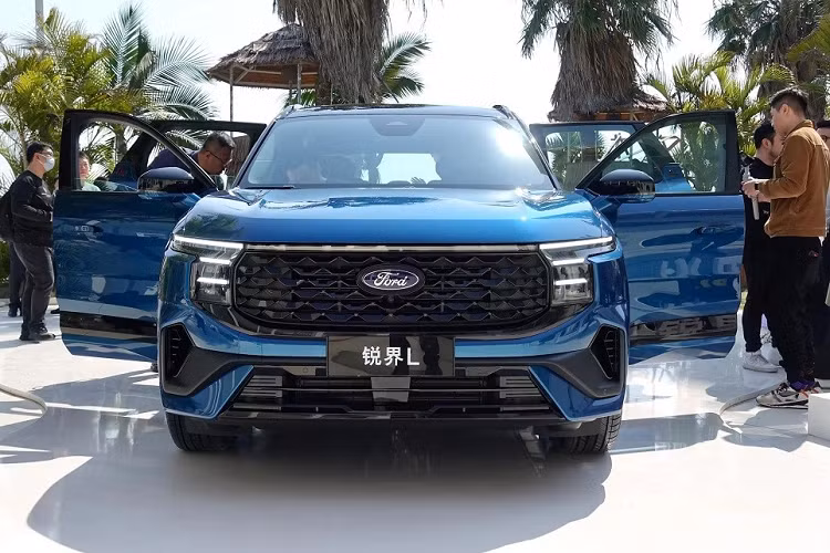 Hôm qua, ngày 23/2/2023, mẫu SUV hạng trung Ford Edge L 2023 mới đã chính thức trình làng ở thị trường Trung Quốc. So với phiên bản cũ, mẫu SUV cỡ trung này sở hữu kích thước lớn hơn và thiết kế phong cách hơn.